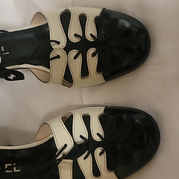 CHANEL AUTHENTHIC LACE UP PUMP ROUND OPEN TOE BLACK/IVORY PRE-OWNED NO BOX - Picture 4 of 8